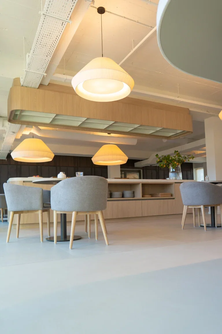 Lavasteen horeca vloer – restaurant interieur met naadloze gietvloer