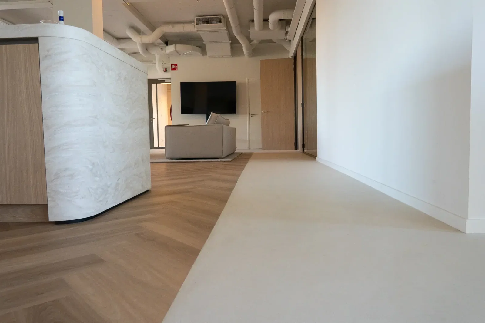 Lavasteen gietvloer Breda kleurstalen vergelijken in showroom Eindhoven