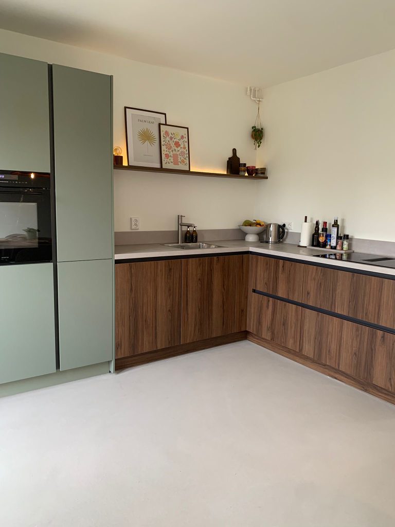 Lavasteen gietvloer in moderne woonkamer en keuken — naadloze vloer met vulkanische uitstraling