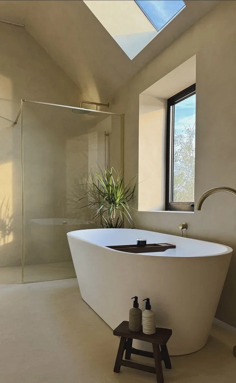 Microcement badkamer met vrijstaand bad en douche