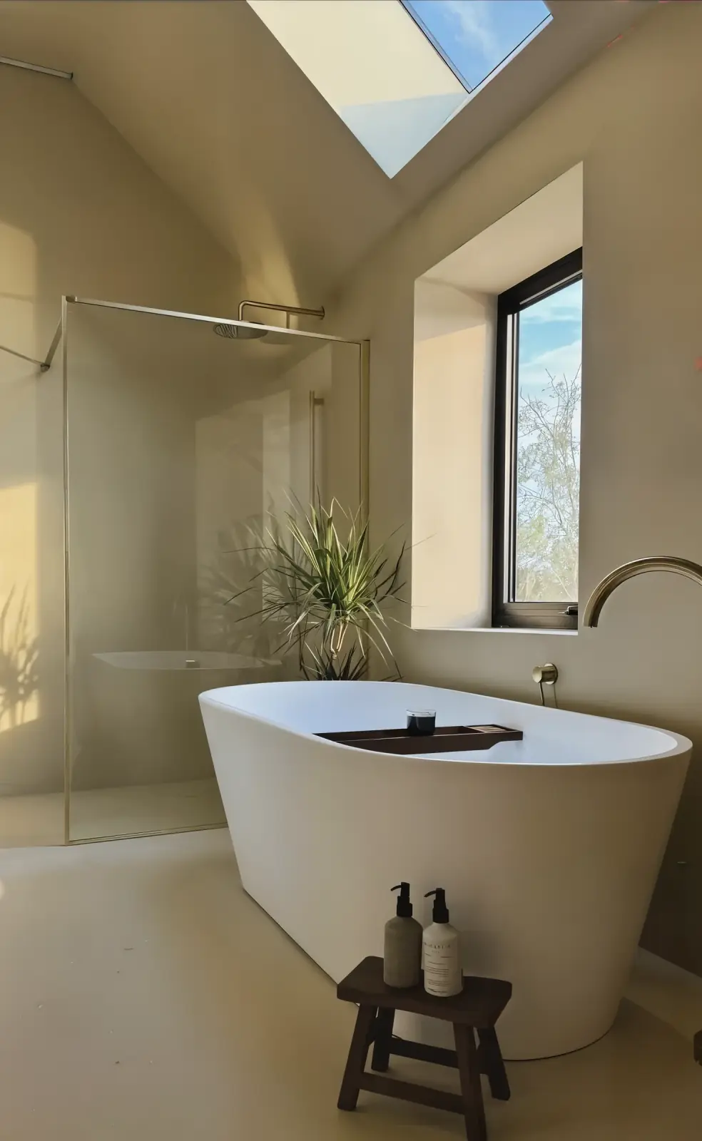 Microcement badkamer met vrijstaand bad en douche