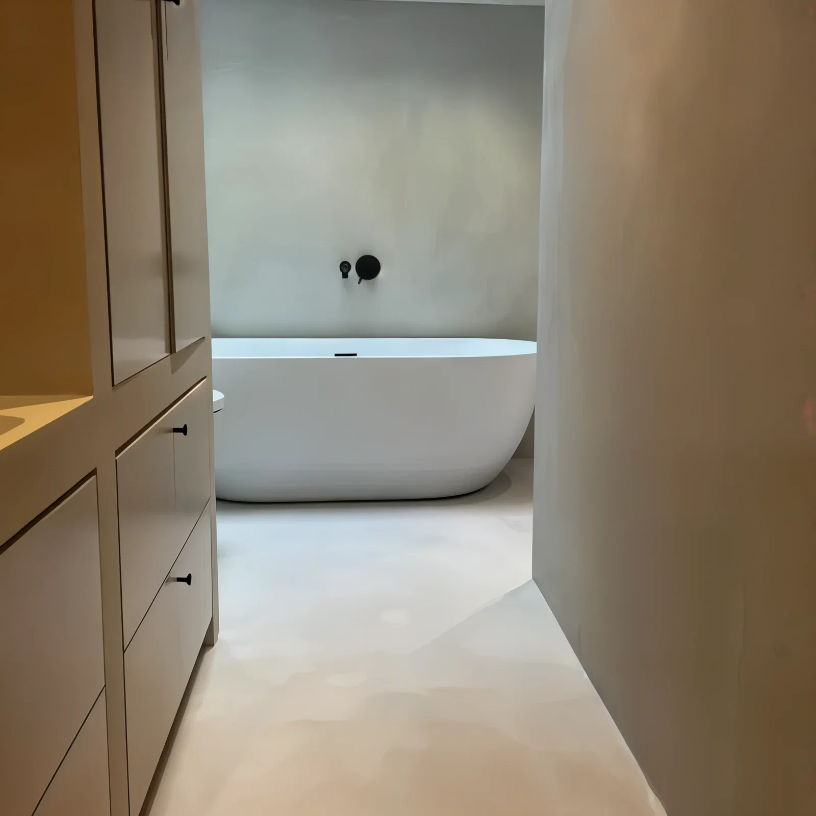 Microcement toepassing in badkamer — naadloos en waterdicht