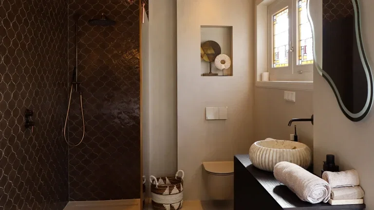 Microcement muren — Microcement aangebracht naast tegelwand in badkamer — renovatie zonder sloopwerk
