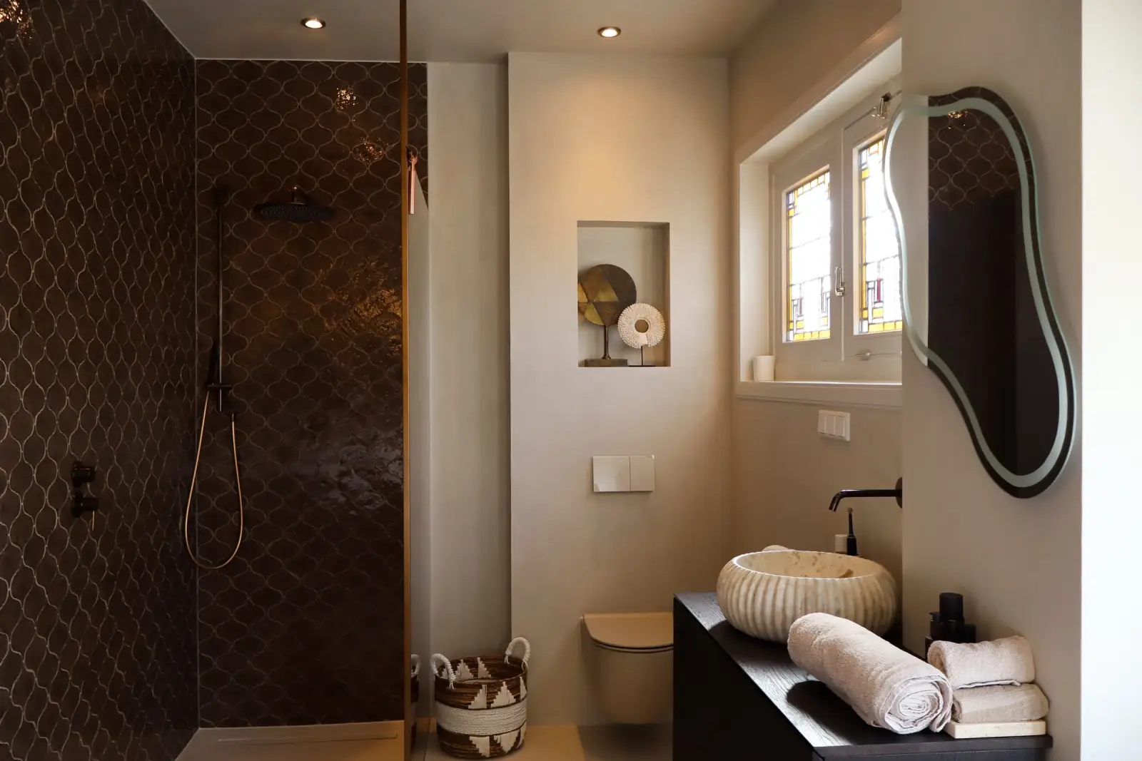 Complete microcement badkamer met bad toilet en douche in naadloos grijs microcement