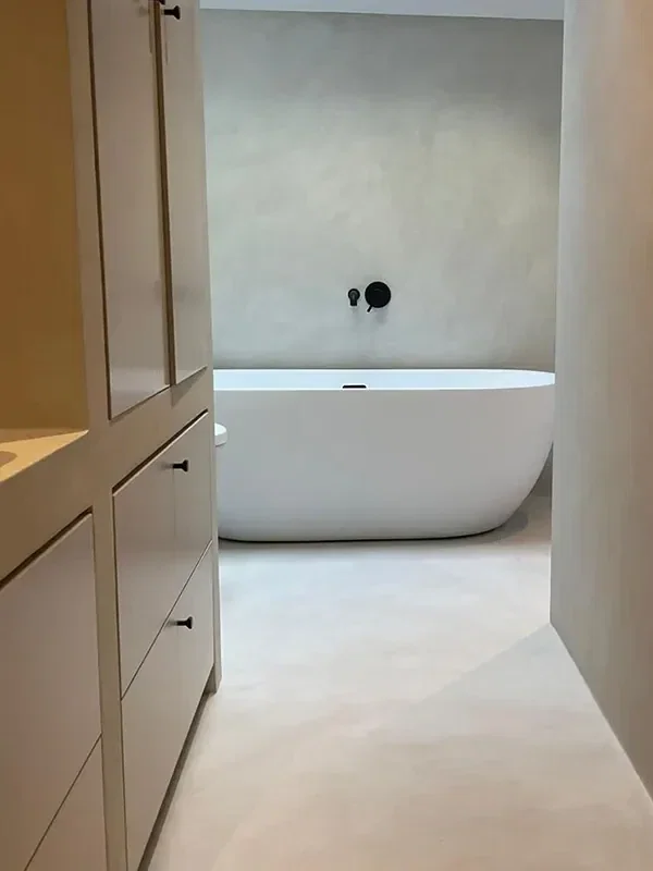 Complete voegvrije lavasteen douche: wanden en vloer in één doorlopend materiaal