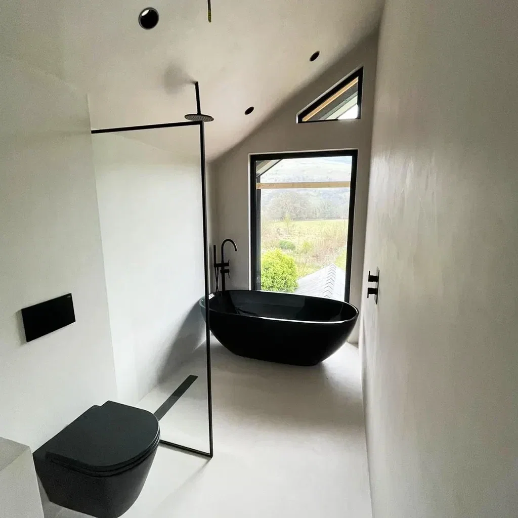 Moderne antraciet microcement badkamer — strak design