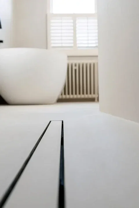 Microcement badkamervloer in betonlook met vloerverwarming
