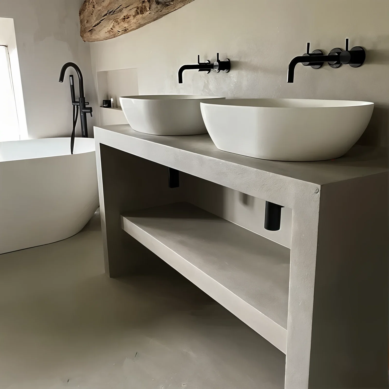 Microcement wastafel op maat - luxe badkamer detail