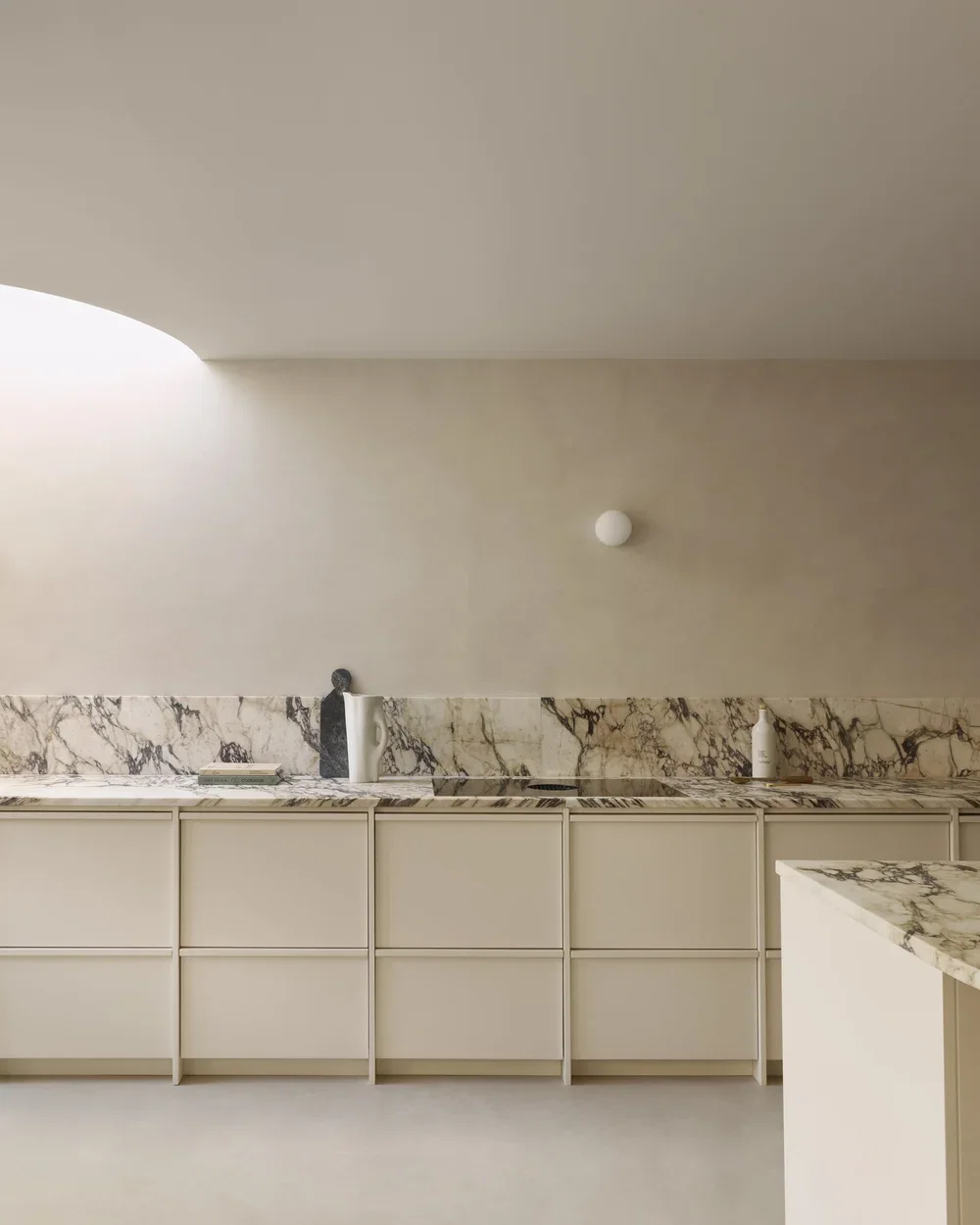 Microcement spatwand keuken voegvrij naadloos Eindhoven