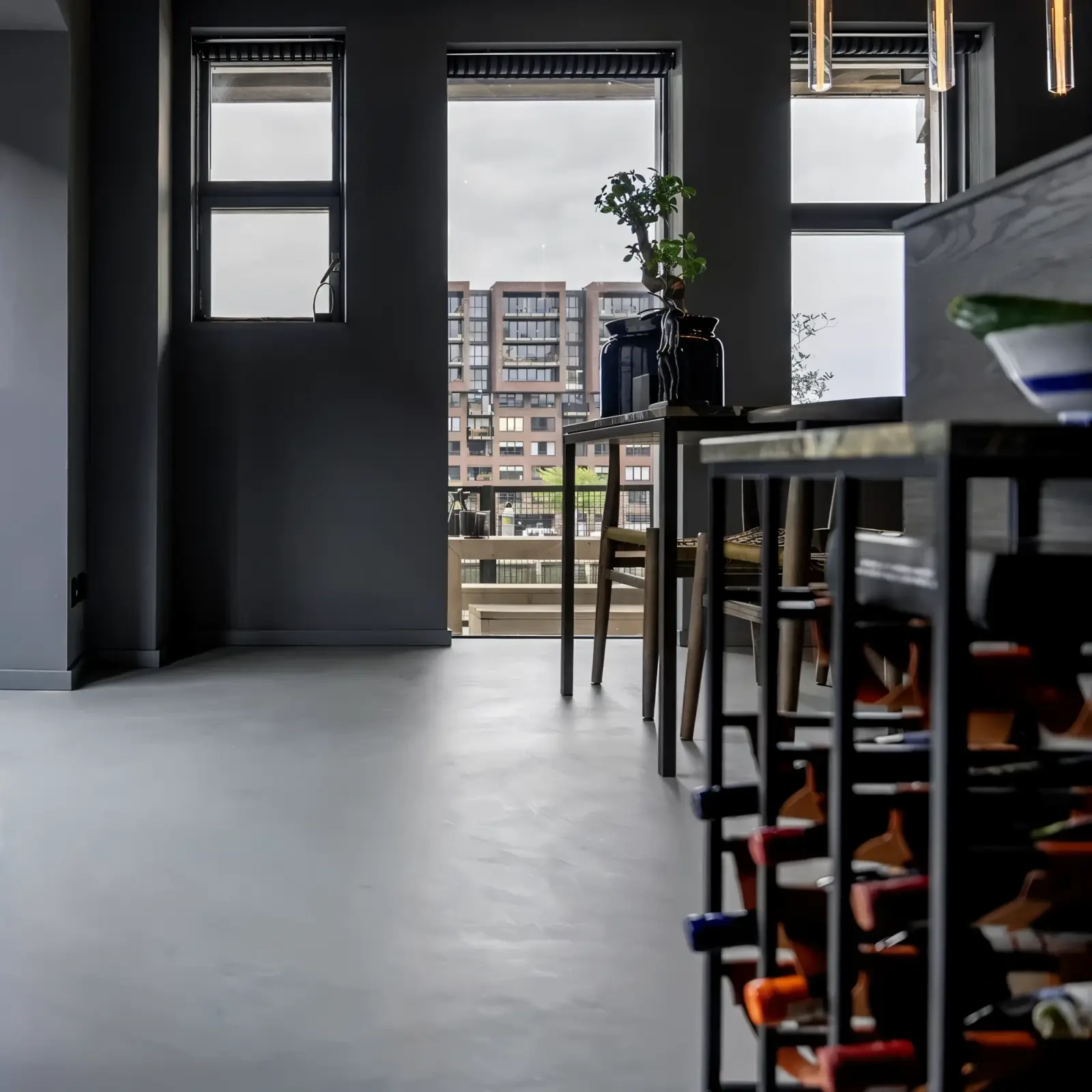 Microbeton wand in moderne keuken
