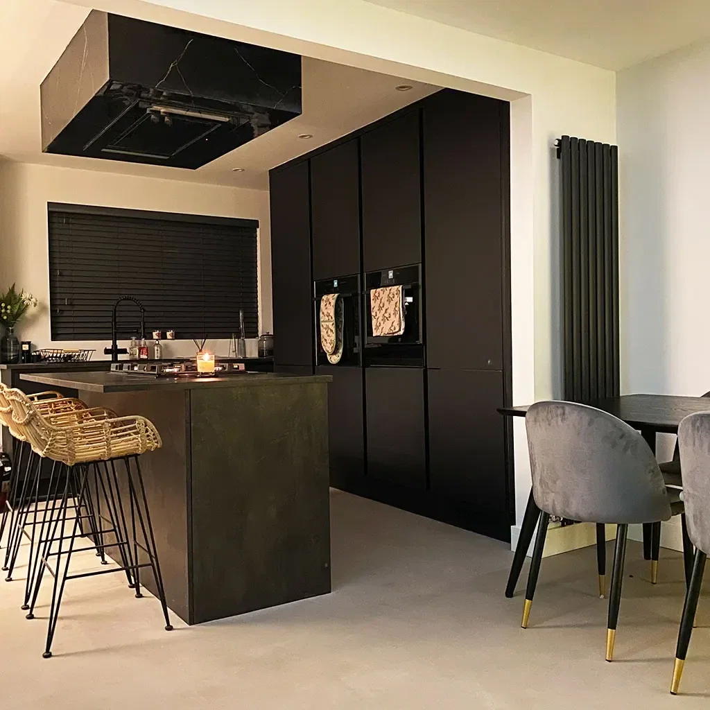 Microcement werkblad met naadloze betonlook als bureau