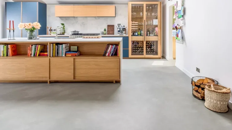 Gietvloer keuken microcement — naadloze keuken vloer modern grijs