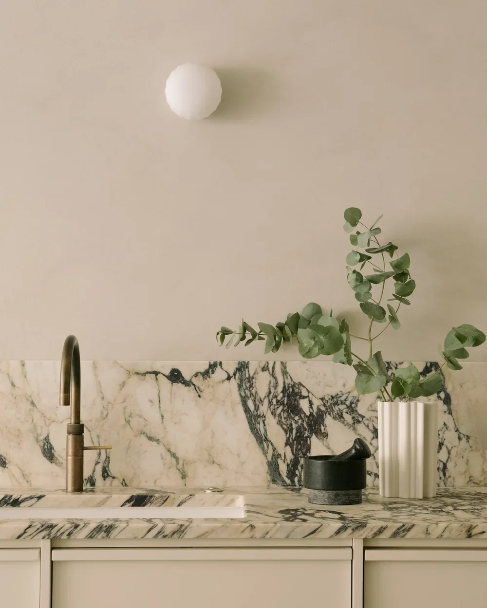 Microcement spatwand keuken voegvrij naadloos