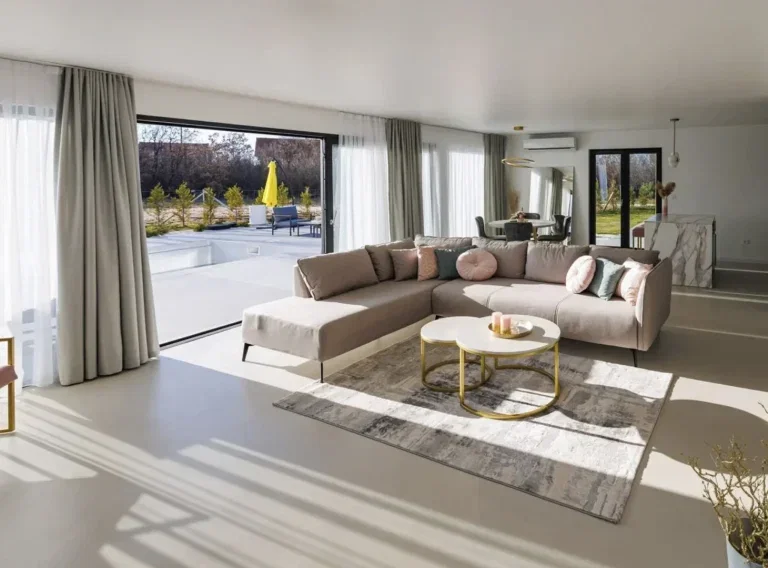 Microcement betonlook vloer in moderne woonkamer — naadloze industriële uitstraling