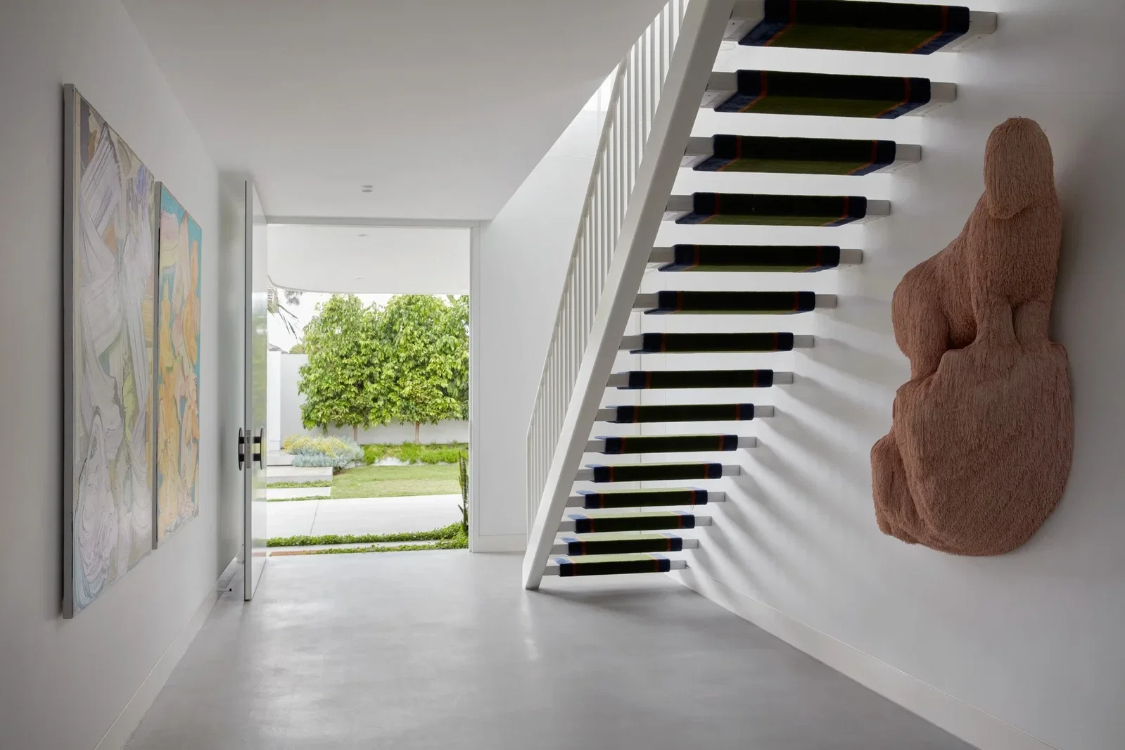 Microcement trap op maat in moderne woning