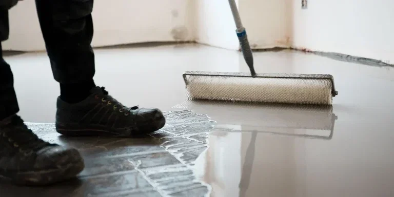 Gietvloer over tegels aanbrengen — microcement direct op bestaande tegels aangebracht met rol
