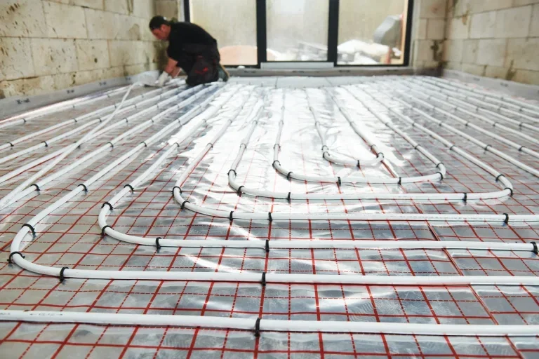 Microcement vloer in combinatie met vloerverwarming — leidingen zichtbaar onder de afwerking
