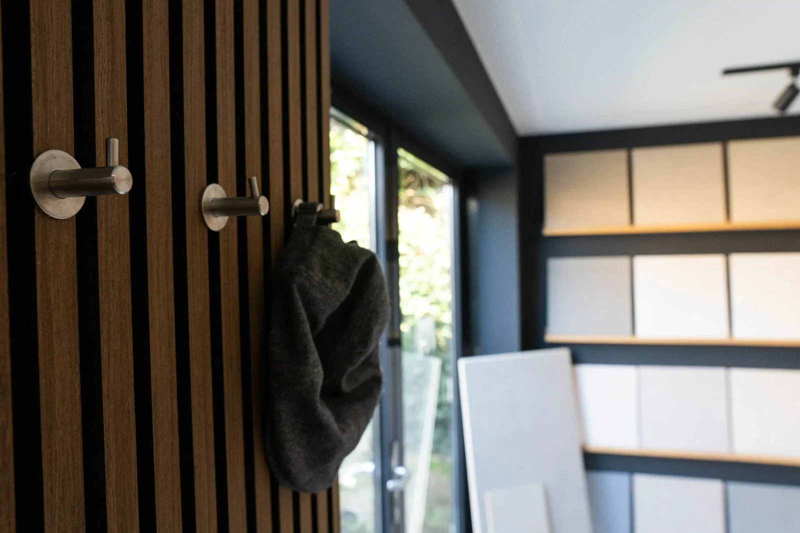 Microcement Studio showroom Eindhoven — kleurenstalen microcement en lavasteen naast elkaar