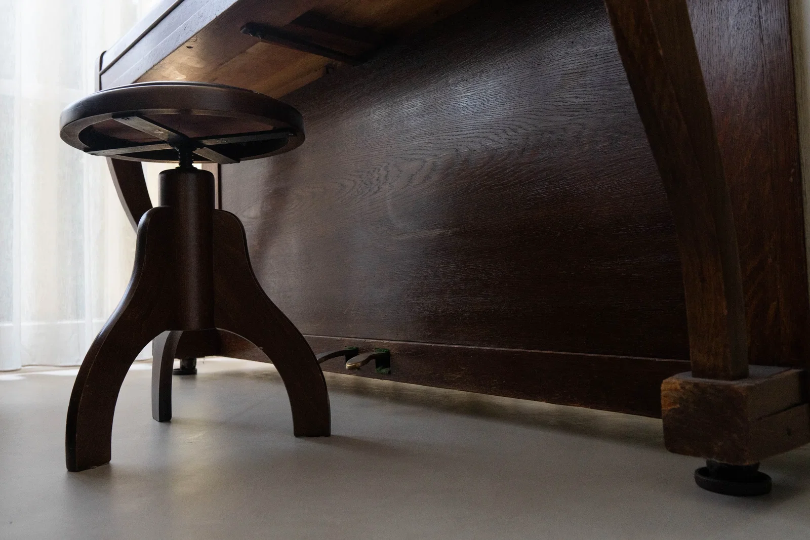 Microcement woonvloer Helmond — naadloos grijs interieur