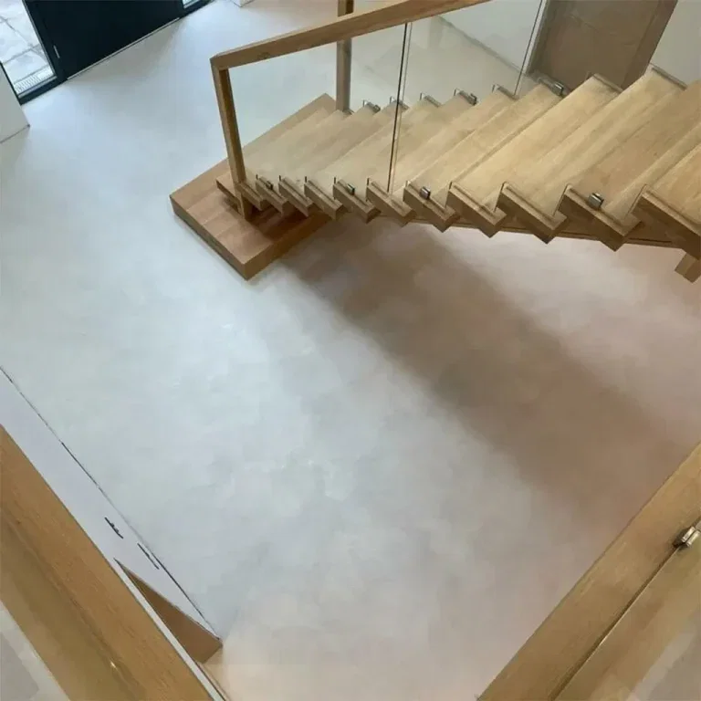 Microcement trap en vloer naadloze coating houten trap met microcement ondervloer