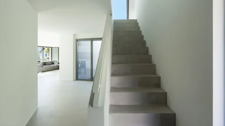 Microcement trap in modern huis licht grijs — Helmond project