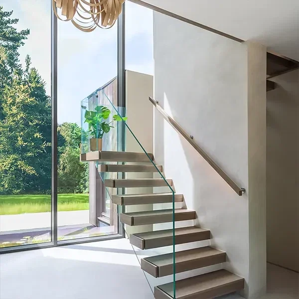 Microcement trap modern licht met glazen balustrade naadloze treden