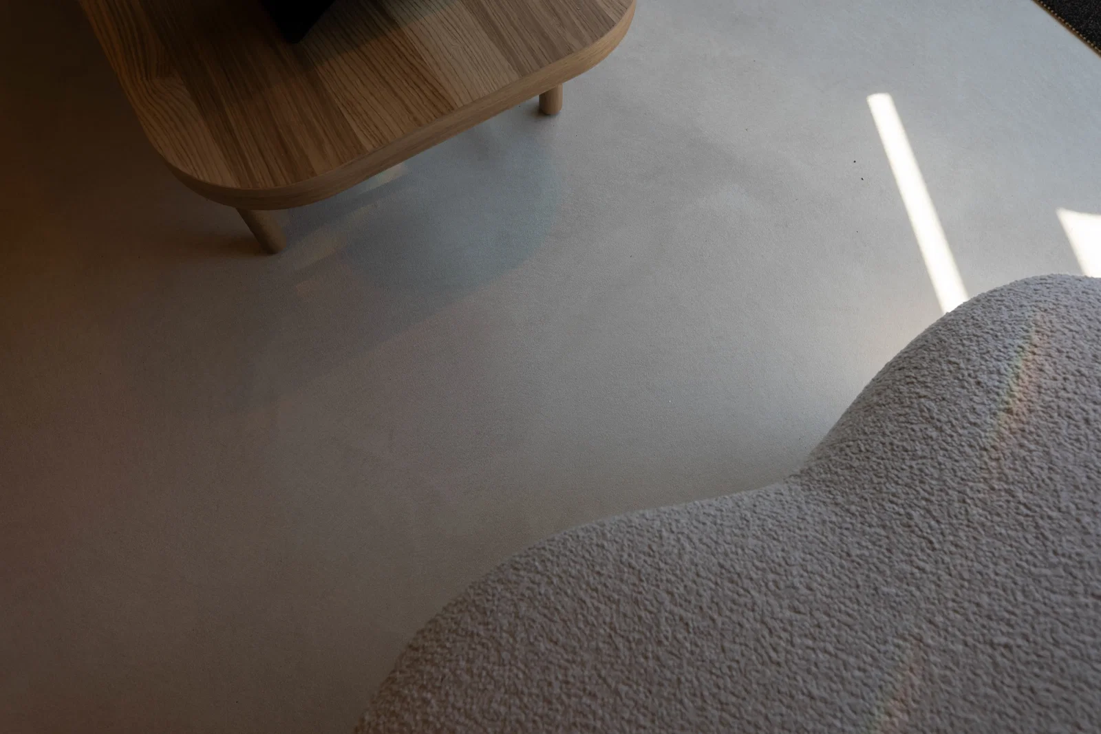 Gietvloer prijs vergelijking — microcement versus epoxy