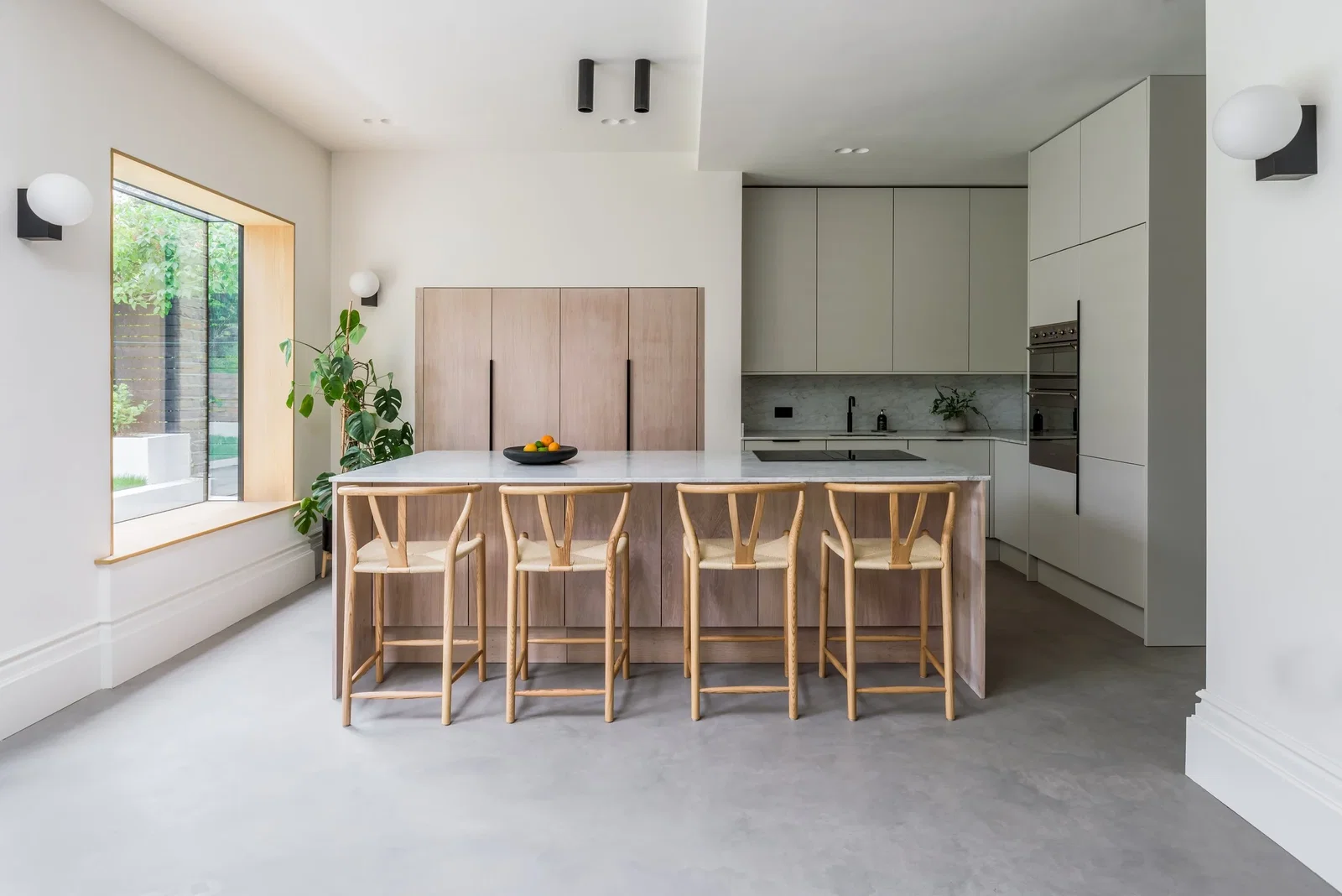 Lichte gietvloer kleuren in moderne keuken