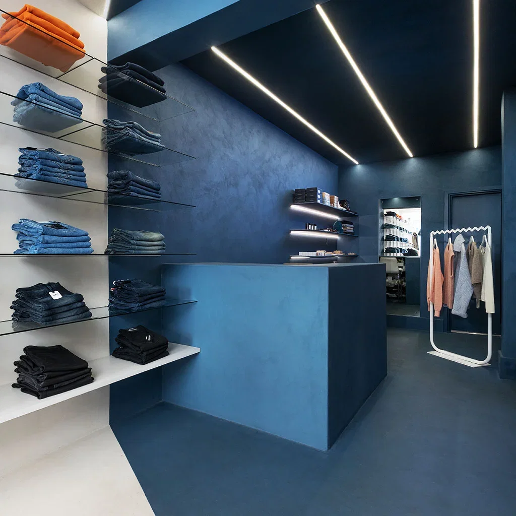 Forcrete microcement in retail winkel met donkerblauwe wanden