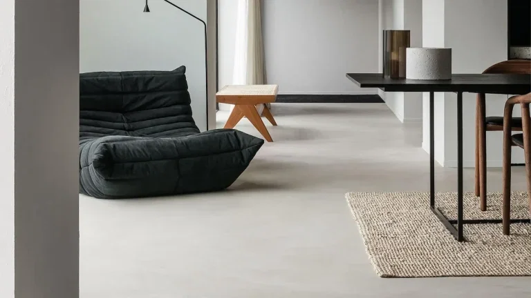 Lavasteen gietvloer — Microcement vs tegels — Microcement woonvloer naadloos lichtgrijs — gietvloer alternatief in moderne woonkamer