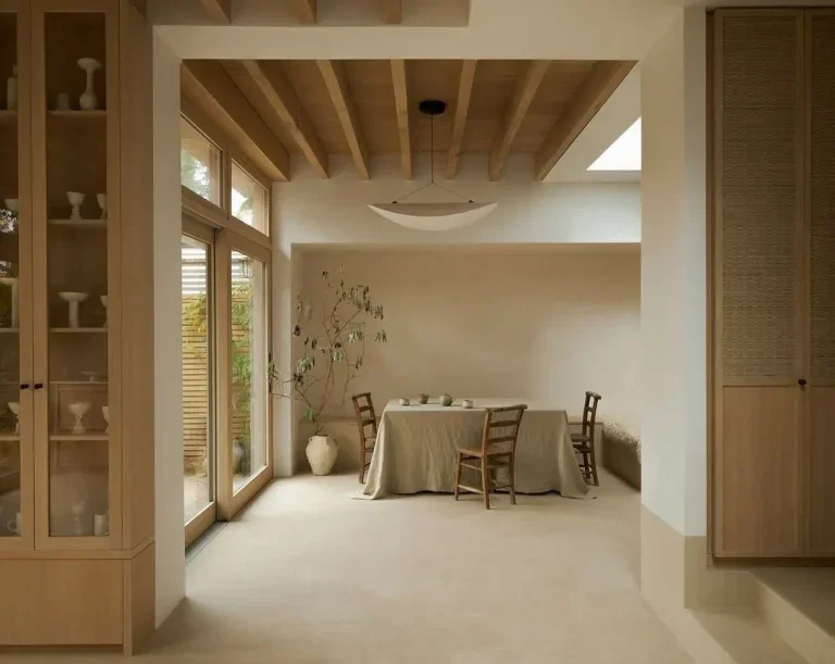 Gietvloer zandkleur in warme ivoor en beige tinten — microcement vloer Microcement Studio
