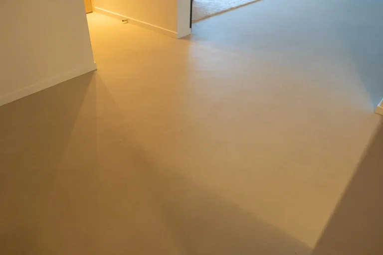 Tactiele lavasteen gietvloer detail lichtbeige — texture play 2026