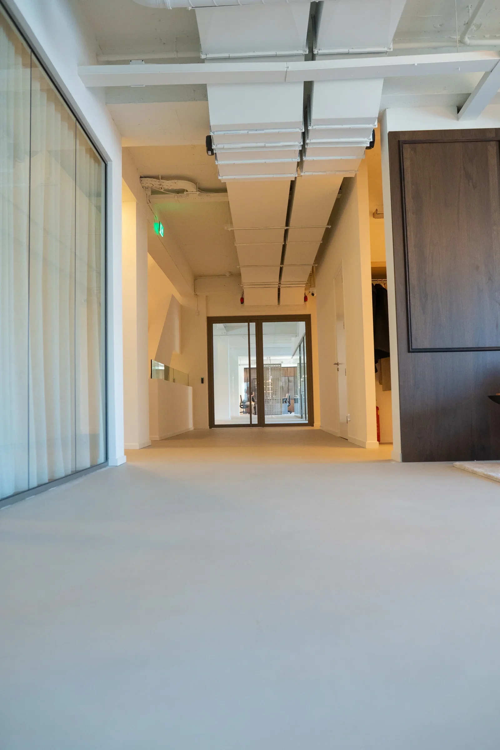 Microcement vloer in de tint Parelgrijs