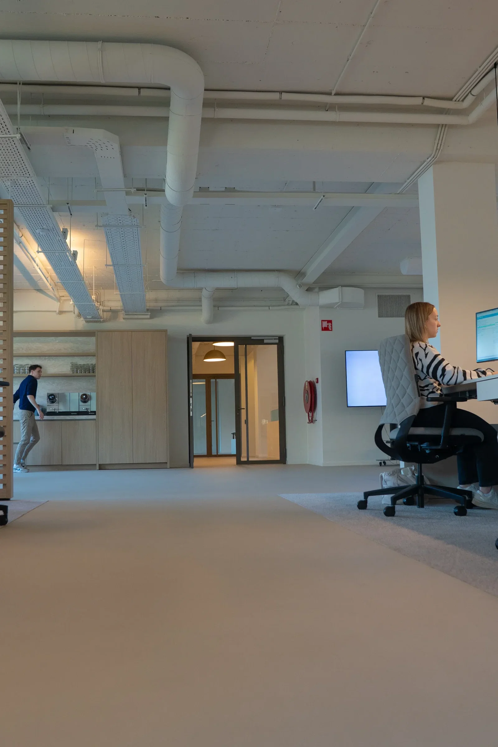 microcement open kantoorvloer werkplek