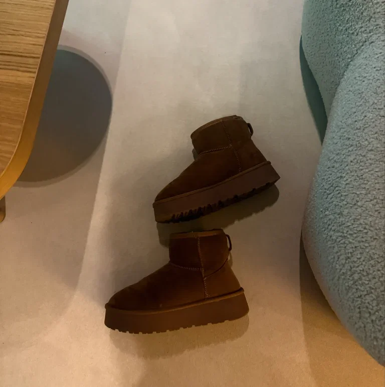 Gietvloer onderhoud — schoenen op schone microcement vloer