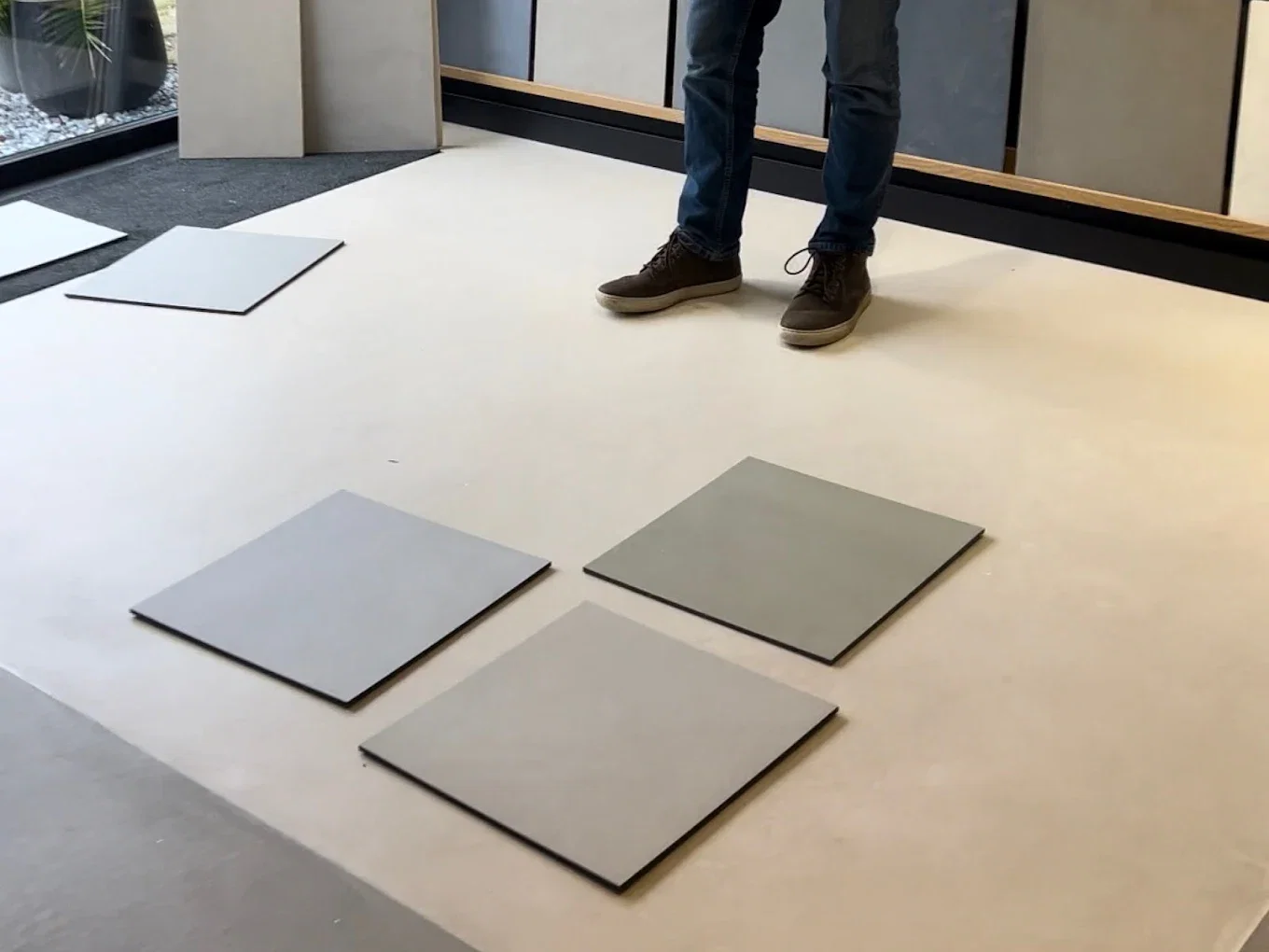 Microcement kleurstalen vergelijken in showroom Microcement Studio Eindhoven