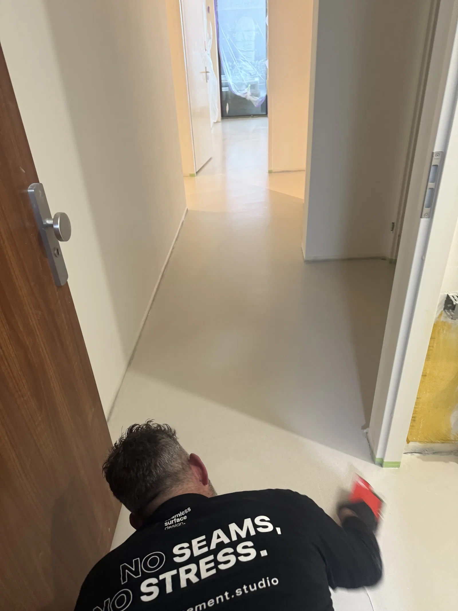 Scheuren in gietvloer door krimpbeweging ondergrond