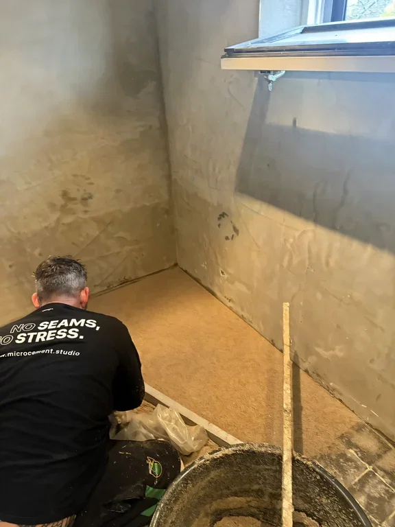 Lavasteen gietvloer scheuren voorkomen — Microcement Studio monteur bij ondergrondvoorbereiding
