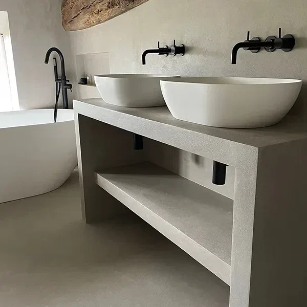 Microcement badkamermeubel met twee witte waskommen