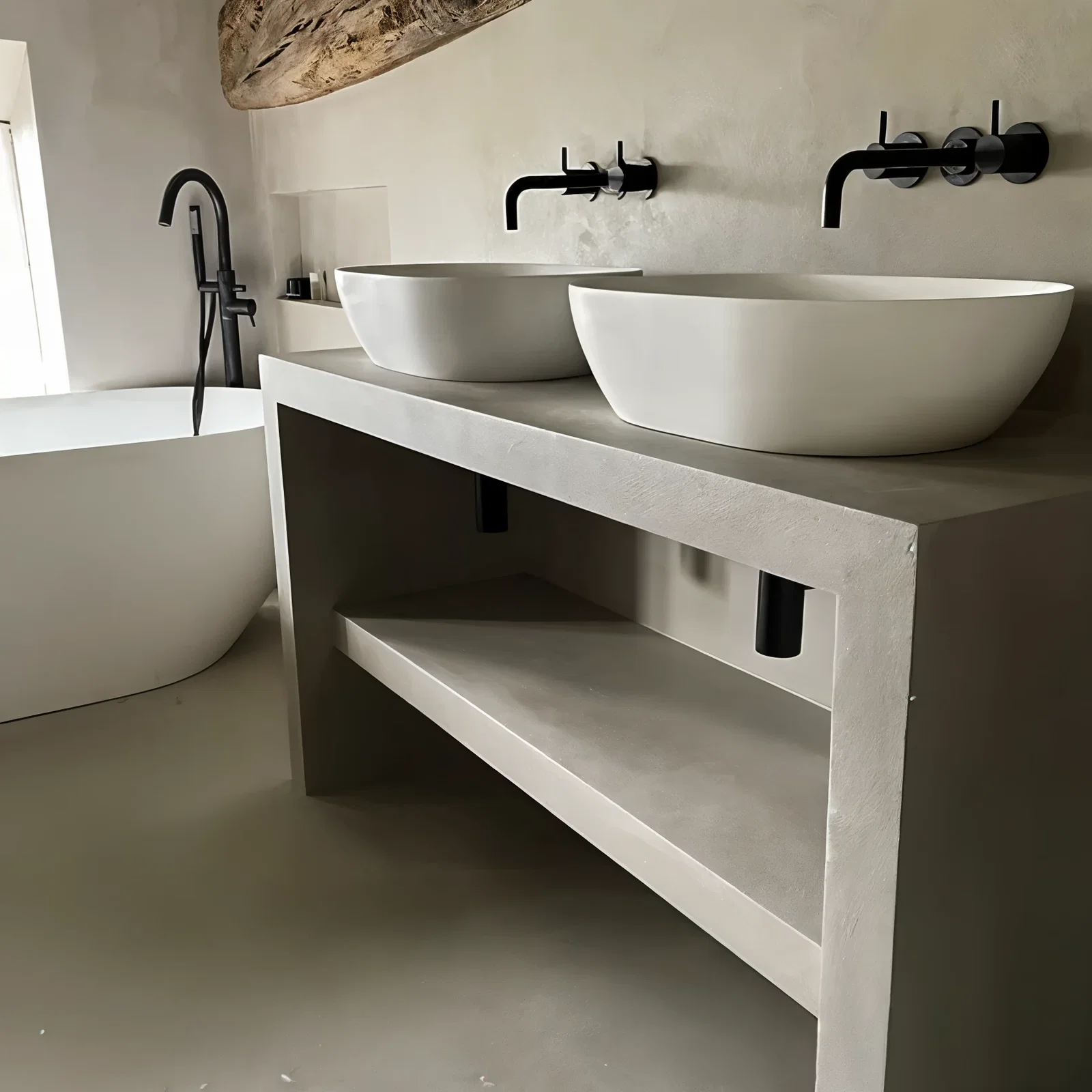 Microcement badkamermeubel met twee witte waskommen