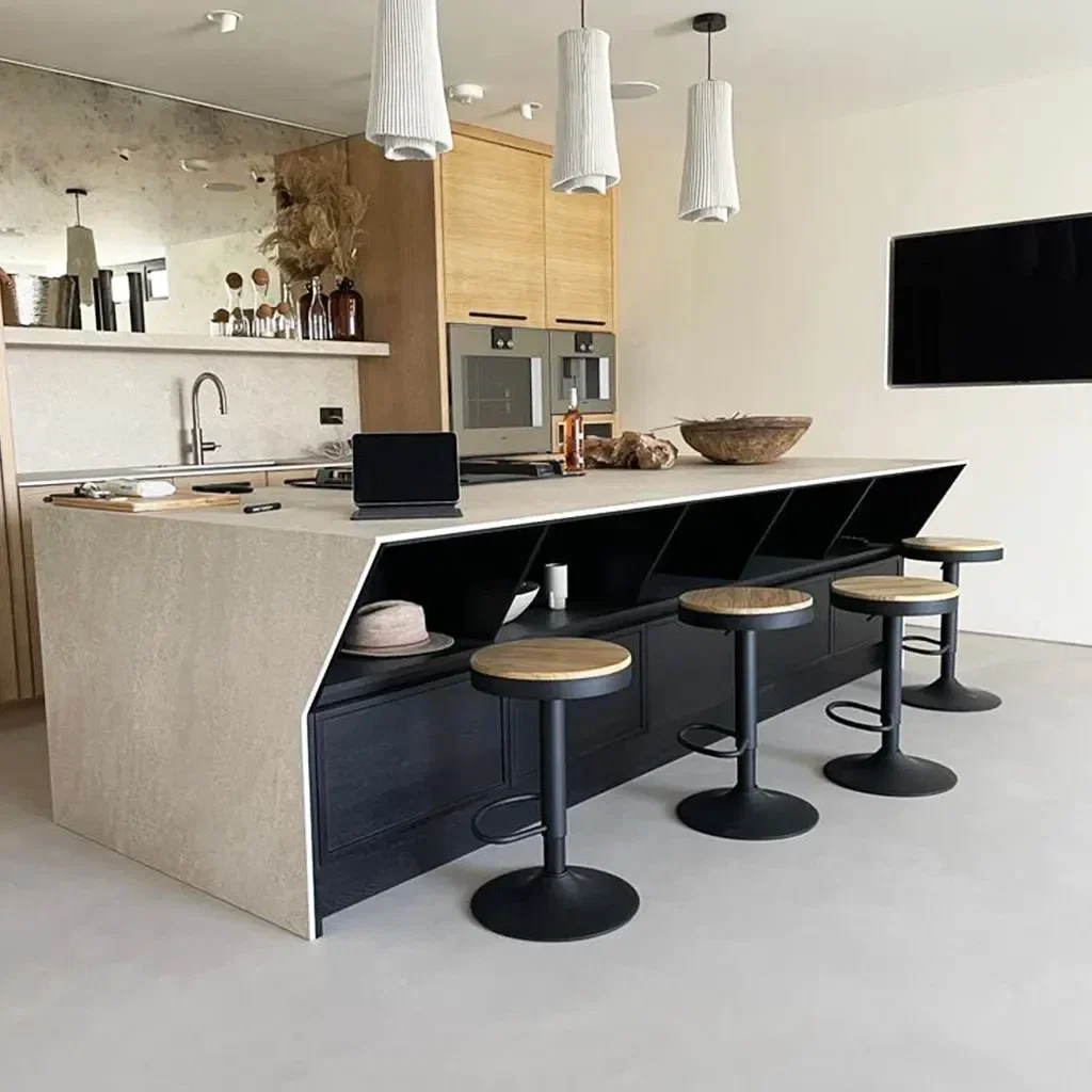 Microcement keukeneiland met beige werkblad en barkrukken