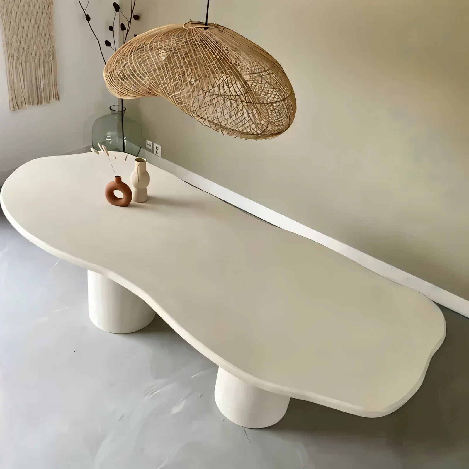 Microcement eettafel wit modern met rotan lamp