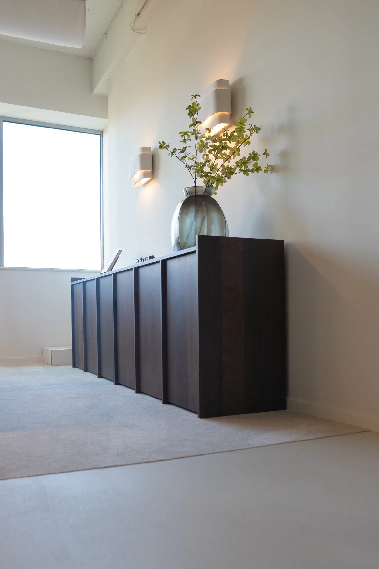 Microcement dressoir in moderne woonkamer