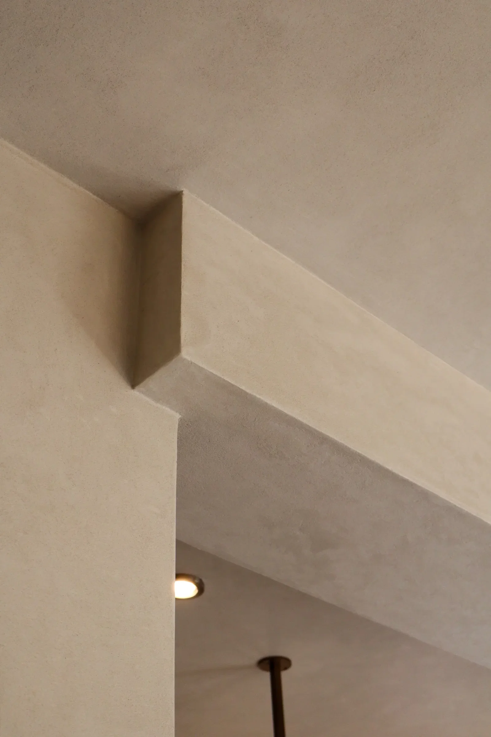 Rustgevende microcement kleuren in slaapkamer — beige en warm taupe tinten