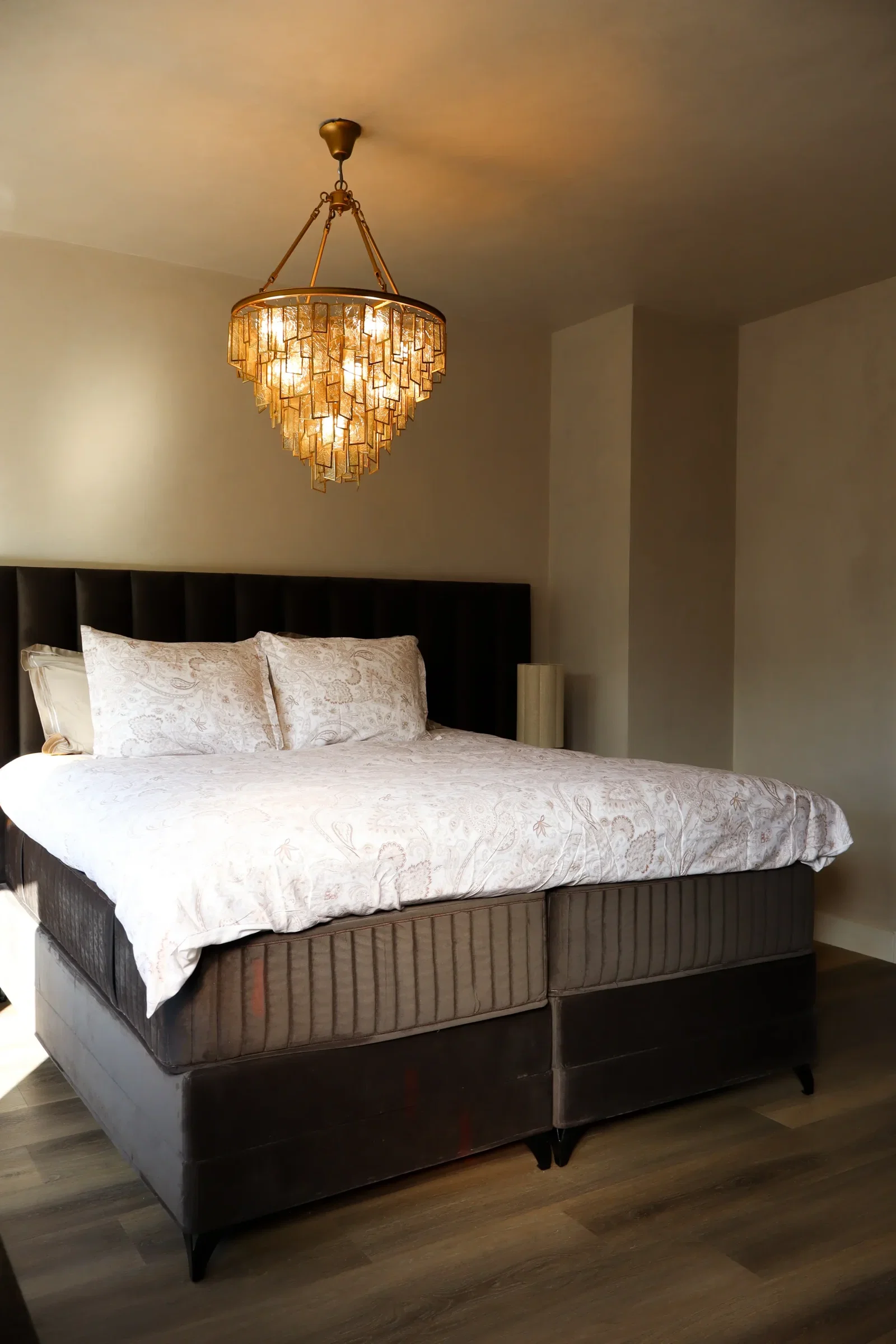 Microcement slaapkamervloer — warm en naadloos in serene slaapkamer