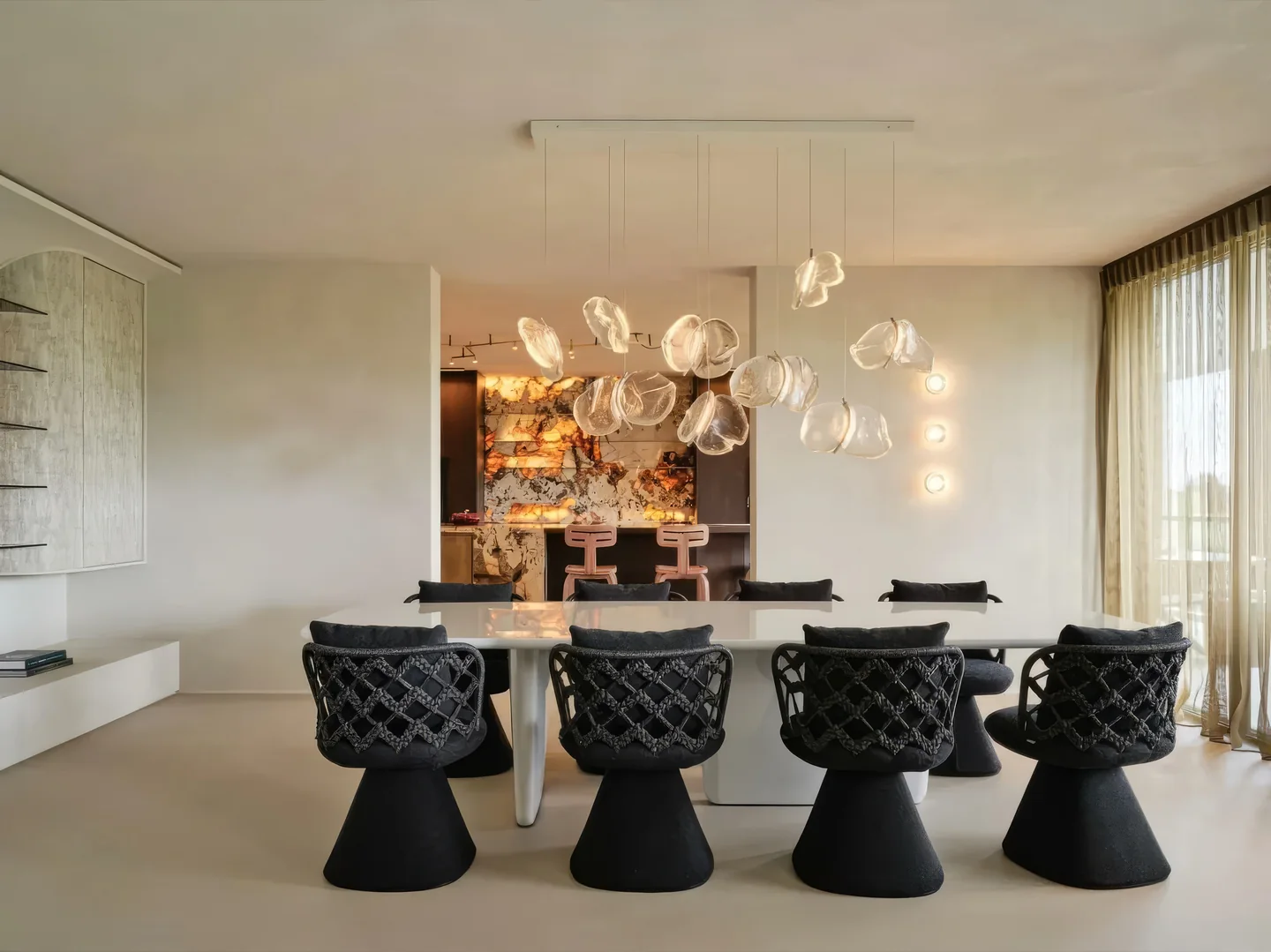 Design interieur met naadloze microcement afwerking en marmeren details — project Microcement Studio