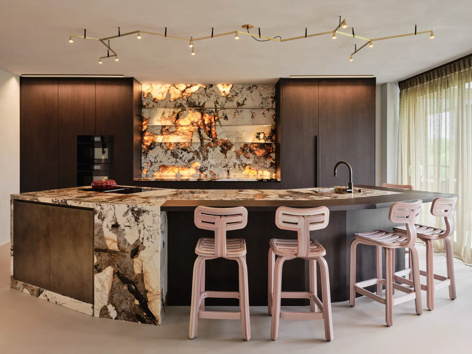 Luxe keuken met marmeren kookeiland en naadloze gietvloer