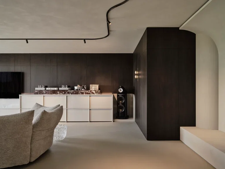 Luxe woonkamer met naadloze gietvloer en maatwerk interieur