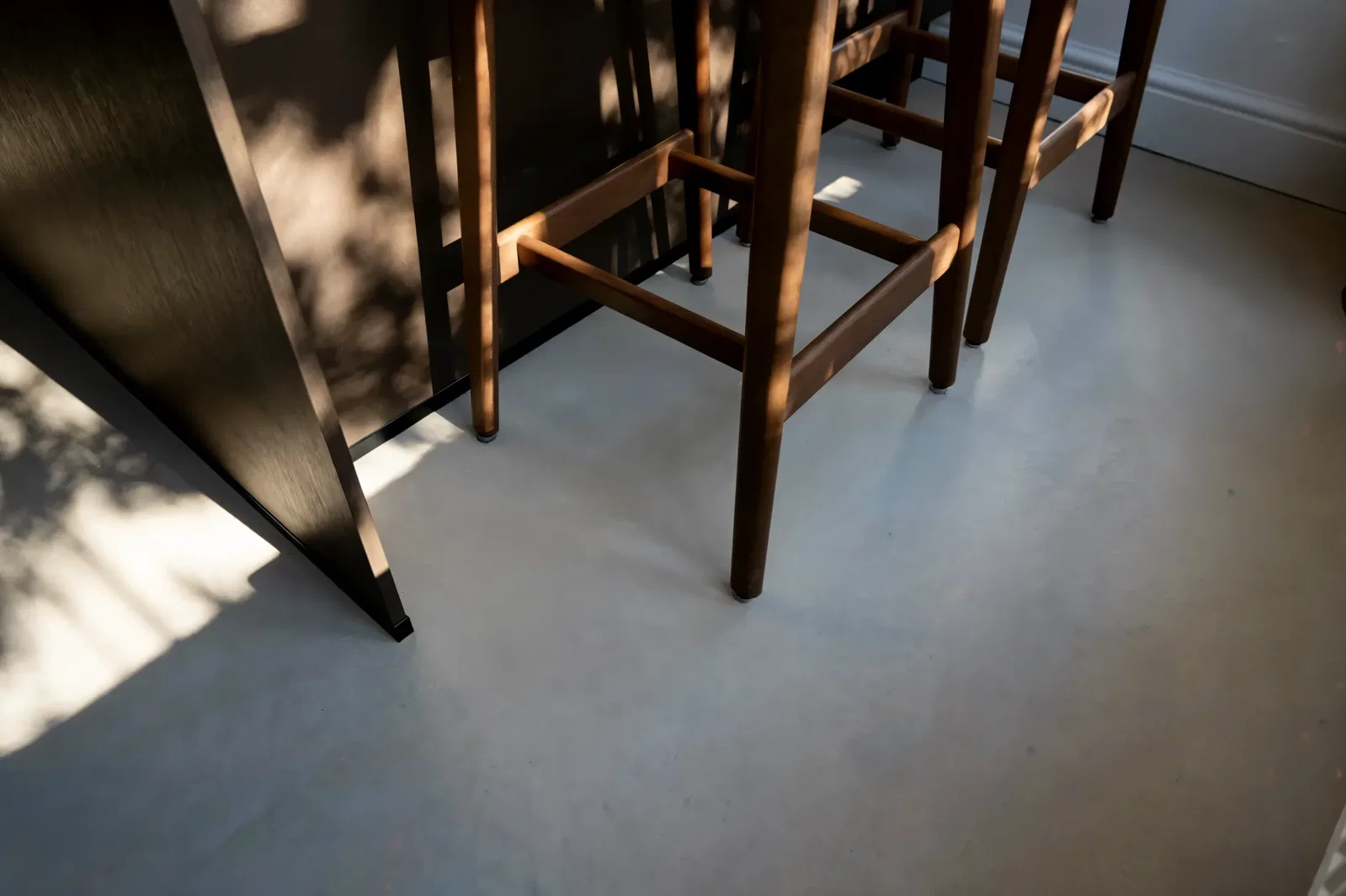 Microcement vloer in moderne keuken Rotterdam