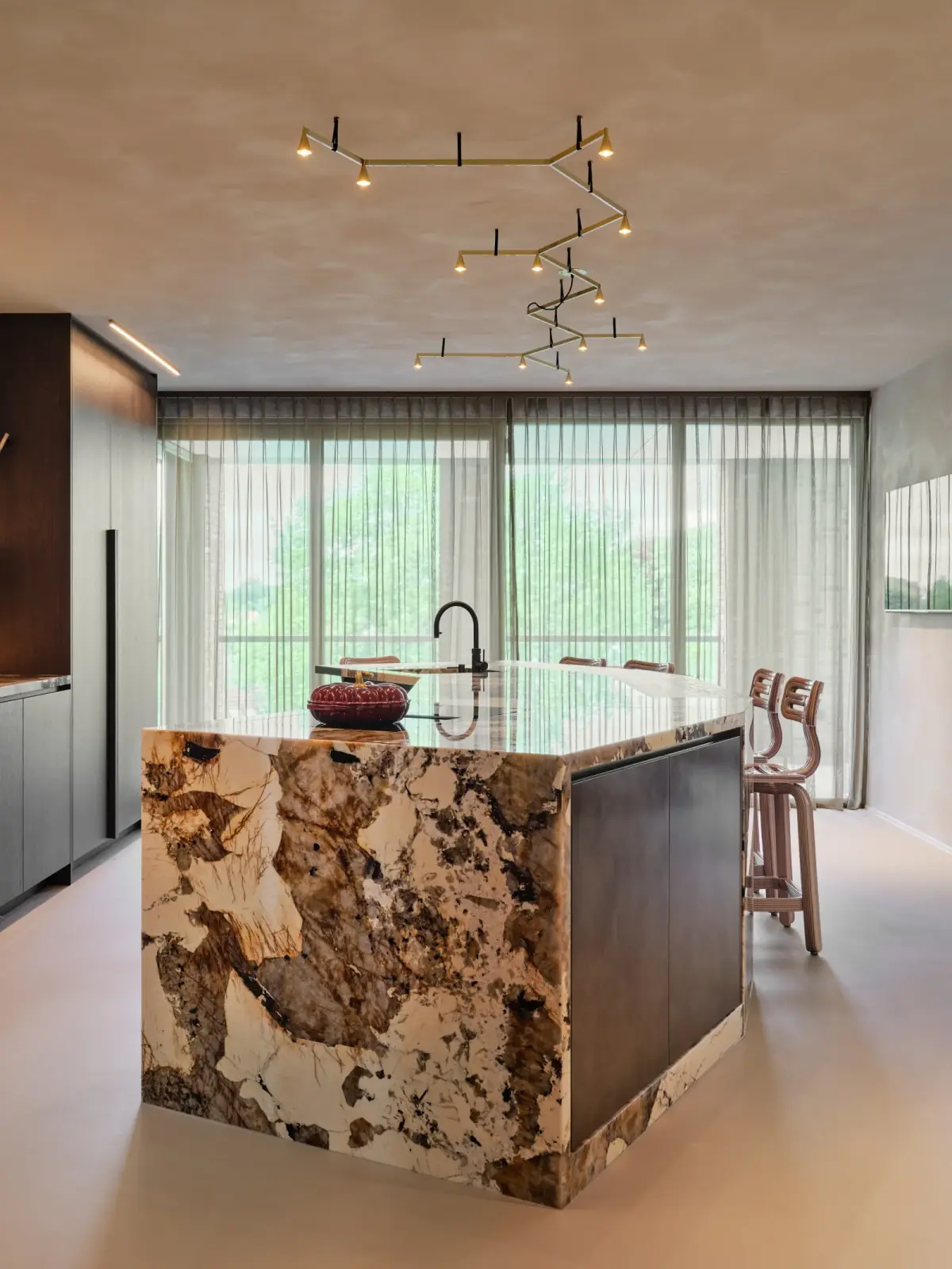 Microcement vloer in Utrechts interieur — naadloos en tijdloos